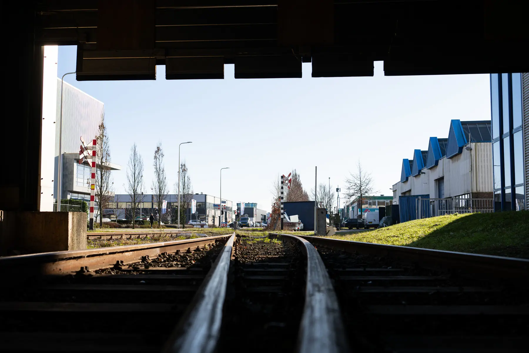 Het spoor vanuit het bedrijfspand