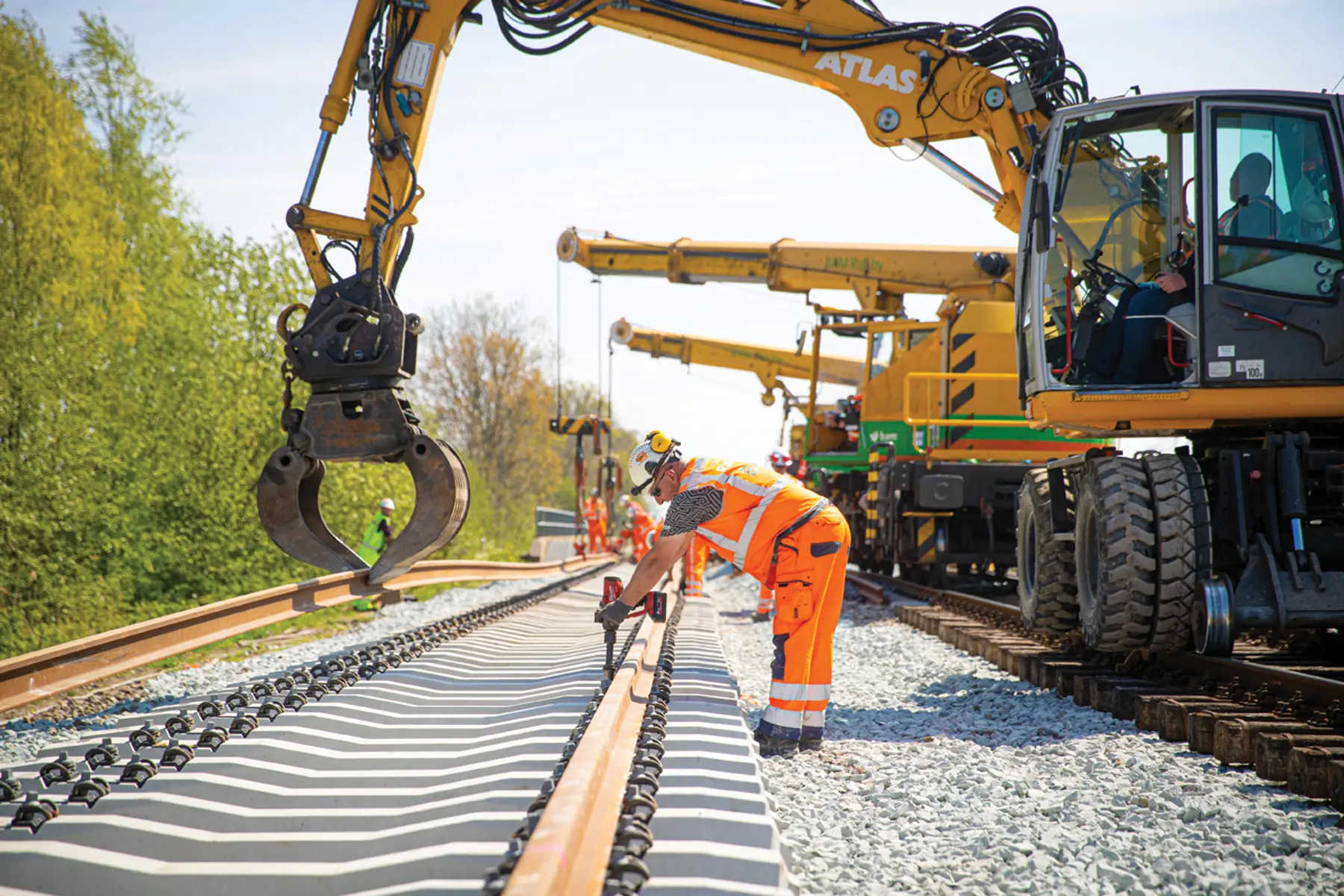 Grote machines vernieuwen het spoor