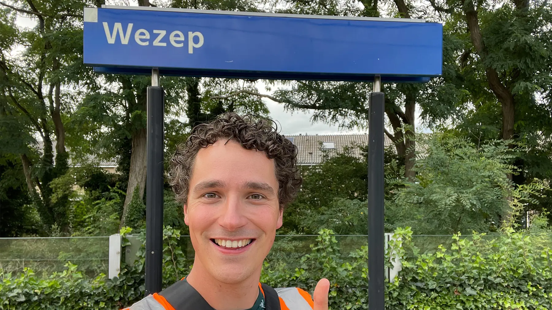 Fotograaf Stefan op zijn 'eigen' station, in het Gelderse Wezep