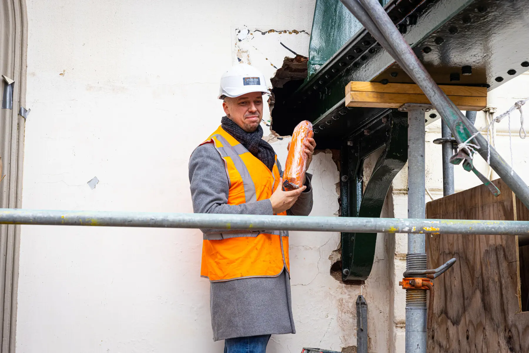 Ernie Baars algemeen directeur van Staalcon, plaatst de nieuwe fles bij de gerenoveerde perronkap