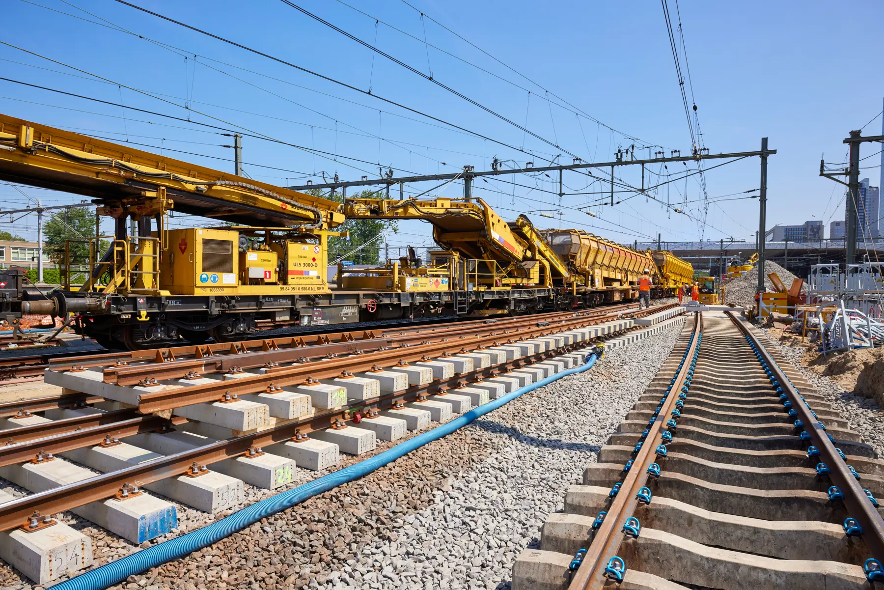 Via loopbanden vanaf de achterste wagon van deze MFS-trein wordt ballast (de spoorstenen) geladen 