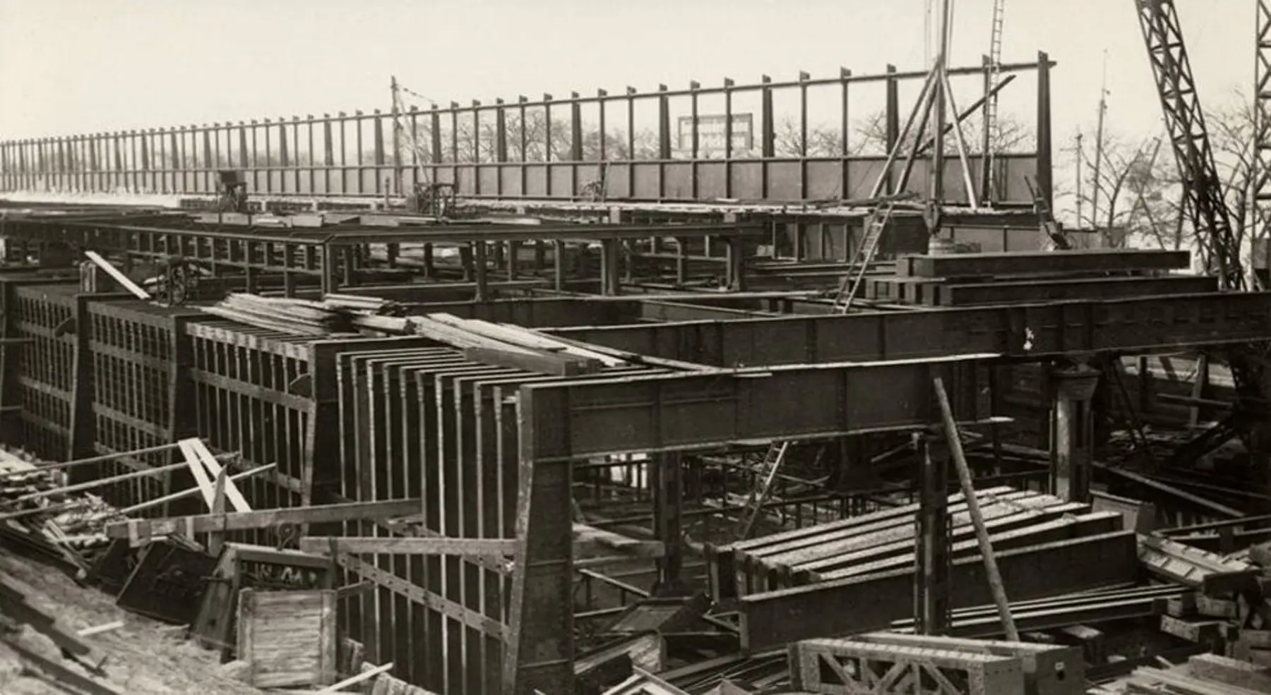 Het stalen IJ-viaduct in aanbouw, ca. 100 jaar geleden. Dit viaduct draagt de sporen 13 t/m 15 op Amsterdam Centraal. Achter dit viaduct ligt het IJ.