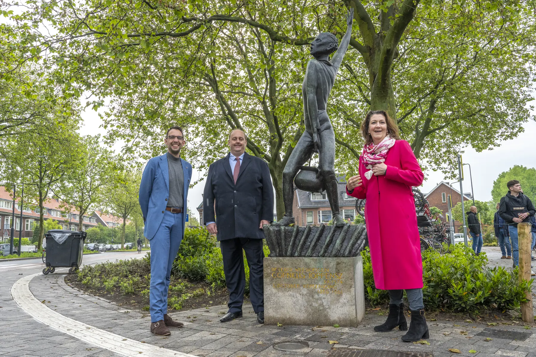 Ashley North (wethouder Klimaat, Mobiliteit en Financiën gemeente Leiden), Frederik Zevenbergen (gedeputeerde provincie Zuid-Holland) en Helga Cuijpers (regiodirecteur Randstad Zuid van ProRail) openden het vernieuwde plein.