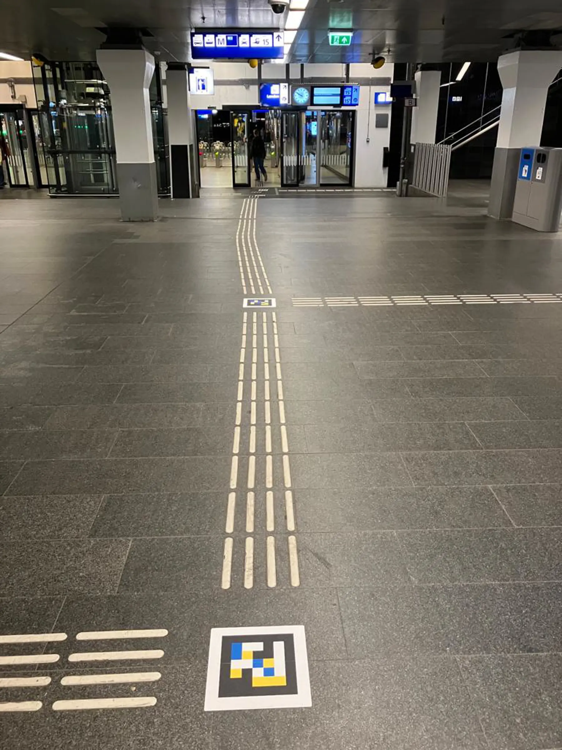 Navilens, met speciale qr-codes in de routes van de geleidelijnen