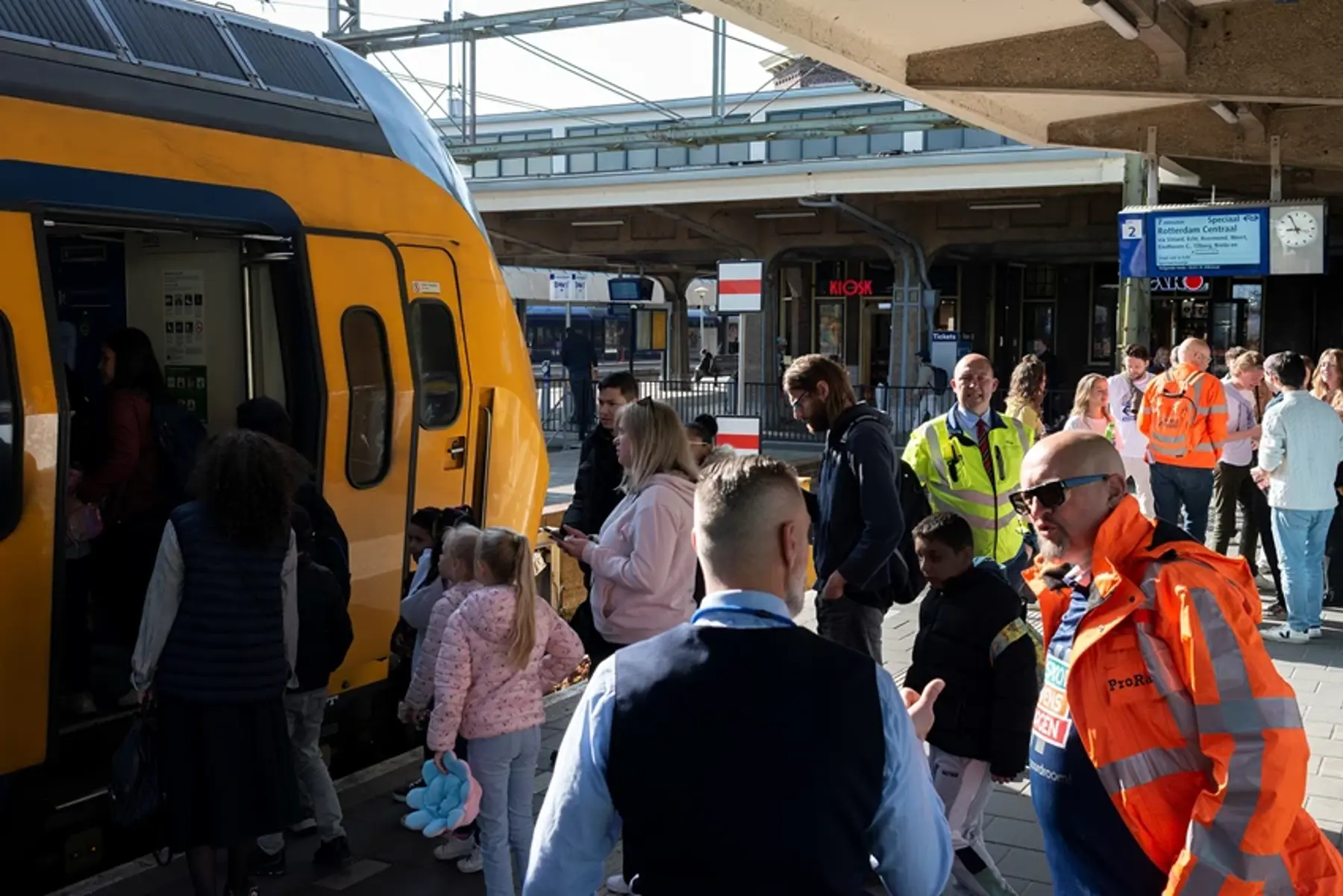 De gasten reizen van Maastricht naar Rotterdam. Fotograaf Ellen Verhoof